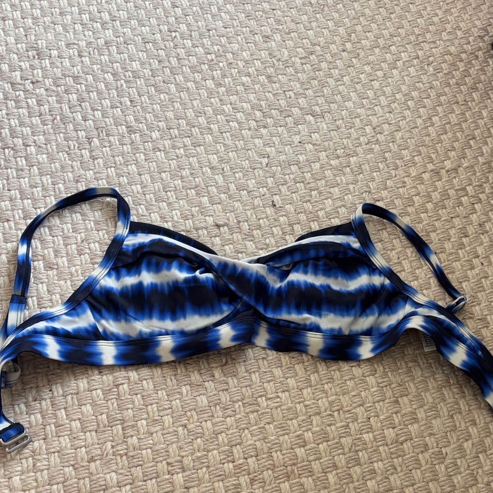 Athleta Blue and White Patterned Bikini Top